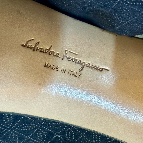 FERRAGAMO Vintage Navy with gold thread heels.  Size 8.5 AAAA - Picture 8 of 9